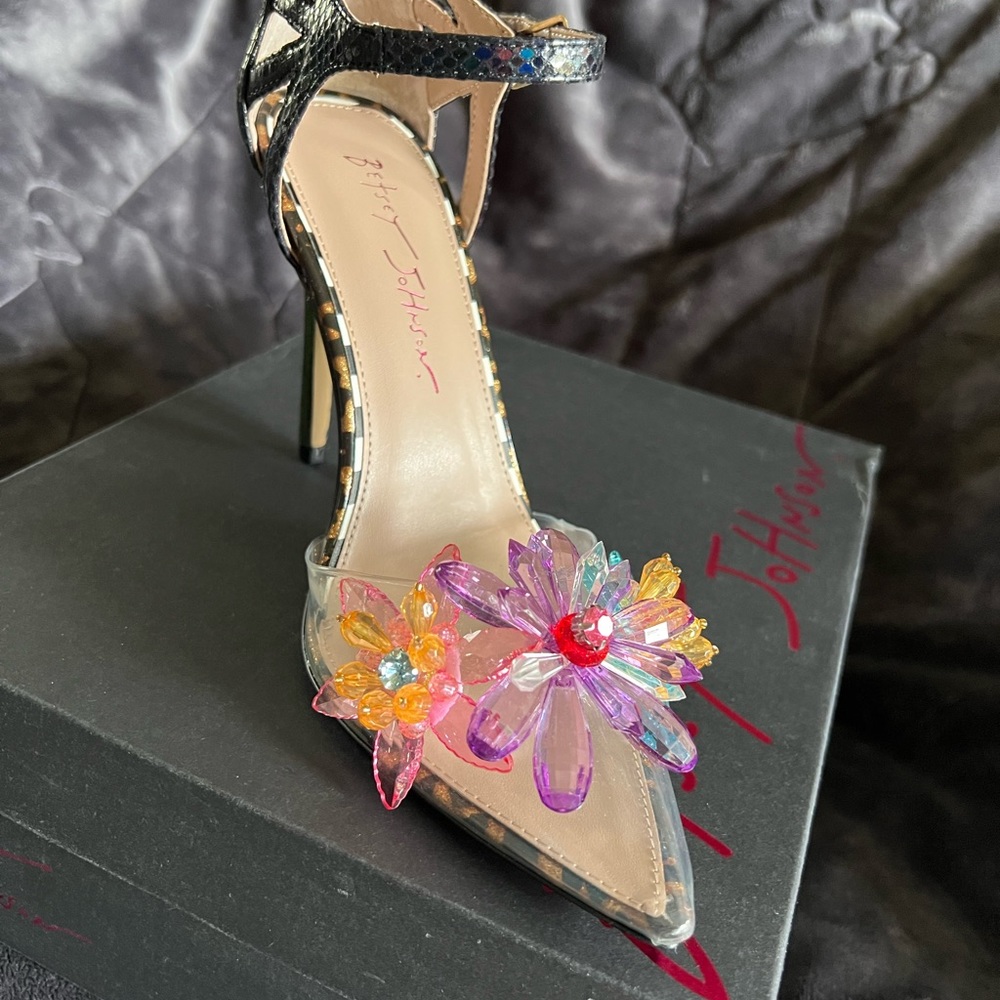 Betsey Johnson Laen Crystal Flower Pump Shoes 7.5